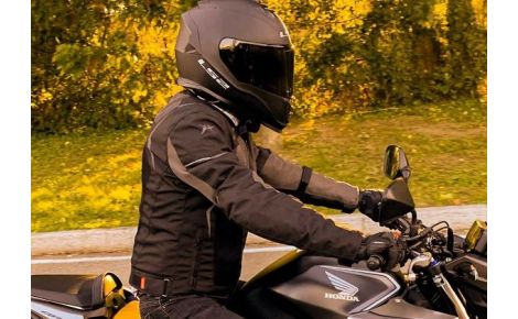Come scegliere l'abbigliamento moto estivo?