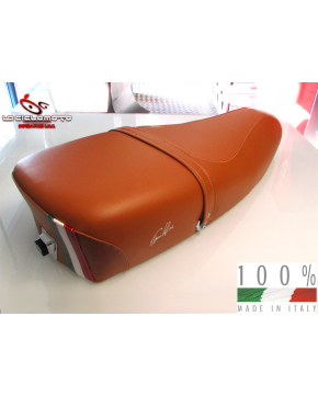 Sella Vespa lunga marrone con bandiera tricolore italia